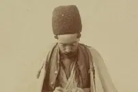 عکس| سفر زمان؛ تصویری از یک «صراف» در کنار یکی از کوچه‌های تهران در دوران قاجار
