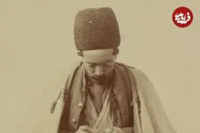عکس| سفر زمان؛ تصویری از یک «صراف» در کنار یکی از کوچه‌های تهران در دوران قاجار