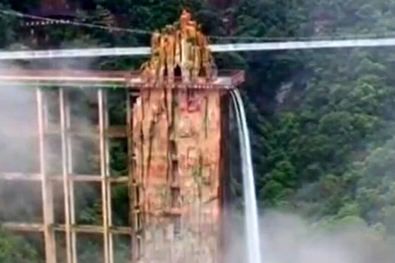 (ویدیو) ساخت آبشار مصنوعی زیبا در کشور چین