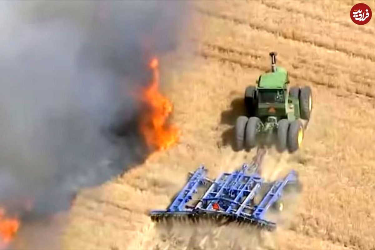 (ویدئو) حرکت حیرت انگیز و شجاعانه یک کشاورز برای جلوگیری از گسترش آتش در زمین های کشاورزی