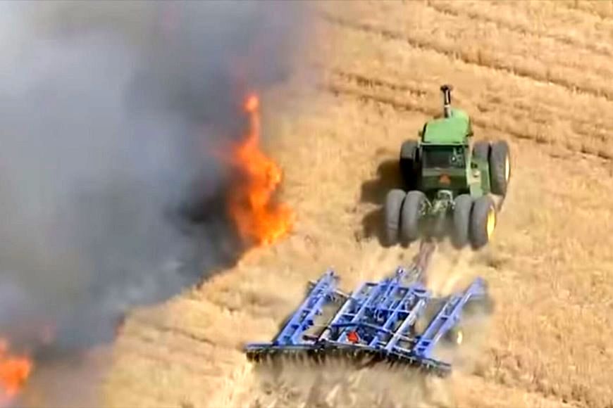 (ویدئو) حرکت حیرت انگیز و شجاعانه یک کشاورز برای جلوگیری از گسترش آتش در زمین های کشاورزی