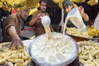 ببینید| غذای خیابانی در پاکستان؛ تهیه میلک شیک موز با یخ در کراچی