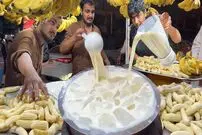 ببینید| غذای خیابانی در پاکستان؛ تهیه میلک شیک موز با یخ در کراچی