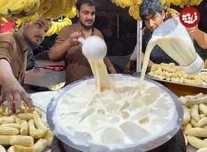 ببینید| غذای خیابانی در پاکستان؛ تهیه میلک شیک موز با یخ در کراچی