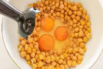 ببینید| طرز تهیه فلافل با نخود و تخم مرغ