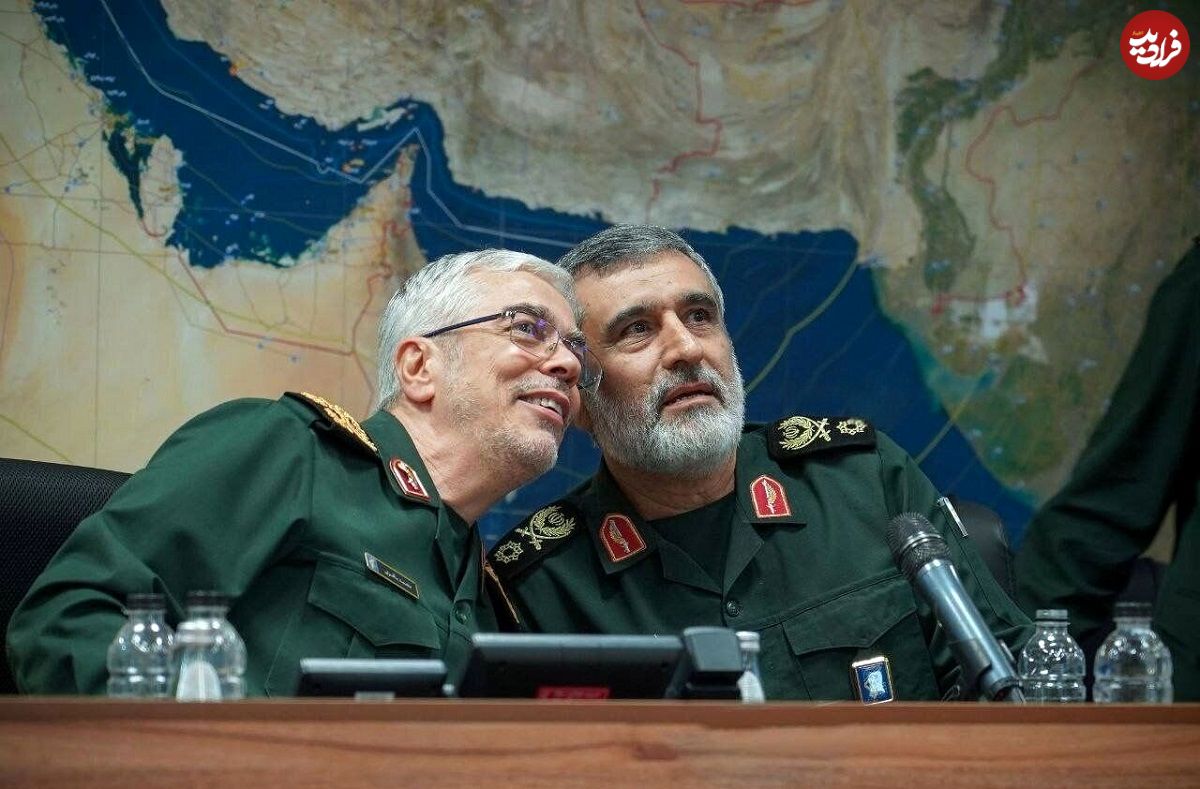 عکس؛ سفر در زمان؛ «سردار حاجی زاده در کنار سامانه پدافندی مهران»؛ سال 1402
