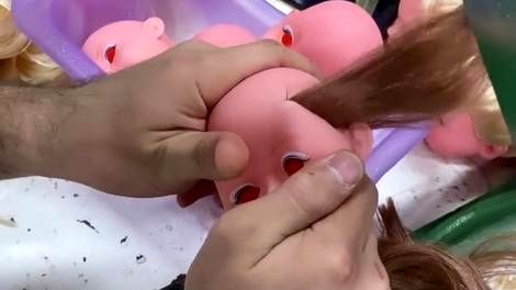 ( ویدیو) ببینید موهای عروسک را چطور روی سرش می‌دوزند 