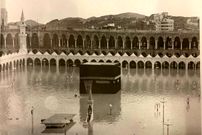 عکس؛ سفر به تاریخ؛ عکس دیده‌نشده از «سیل مکّه»؛ مردی که کنار «کعبه» شنا می‌کند