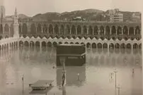 عکس؛ سفر به تاریخ؛ عکس دیده‌نشده از «سیل مکّه»؛ مردی که کنار «کعبه» شنا می‌کند