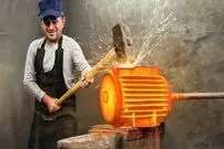 (ویدئو) آهنگر مشهور آمریکایی یک موتور قدیمی را به یک چاقوی شگفت انگیز تبدیل کرد