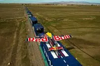 ببینید| یک خلبان هواپیمای خود را روی قطار در حال حرکت با سرعت ۱۲۰ کیلومتر بر ساعت فرود آورد