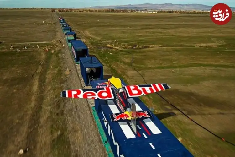 ببینید| یک خلبان هواپیمای خود را روی قطار در حال حرکت با سرعت ۱۲۰ کیلومتر بر ساعت فرود آورد