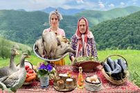ببینید؛ غذای روستایی در ایران؛ کباب غاز شکم پر در تنور به همراه نان تازه