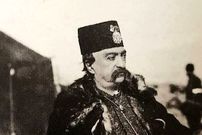 عکس؛ سفر در زمان؛ تصویر «ناصرالدین شاه» روی دیوار یک مغازه‌ ایرانی در میدان‌بازار تفلیس در دوران قاجار