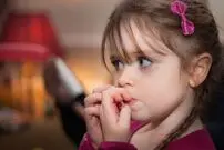 (ویدئو) با ناخن جویدن کودکمان چه کنیم؟