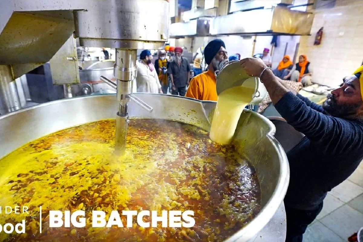 (ویدئو) این آشپزخانه در هند هر روز برای 100 هزار نفر به صورت رایگان غذا می پزد!