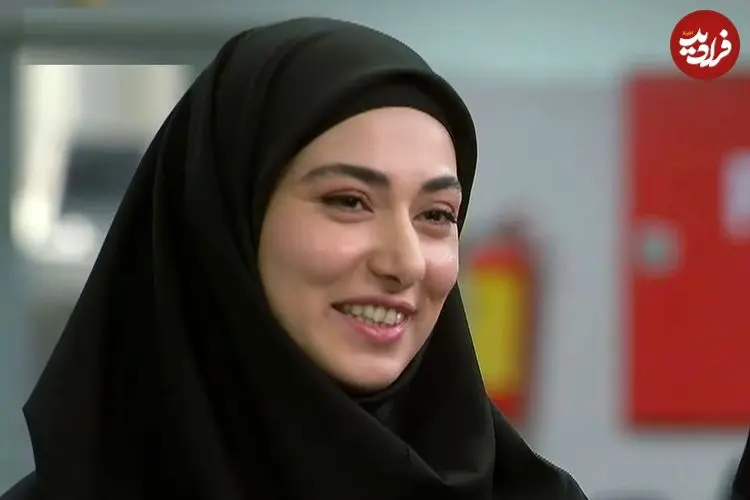 عکس| سفر زمان؛ چهرۀ «مریم» (سریال ساهره) در حال اجرای دکلمه در یک کنسرت