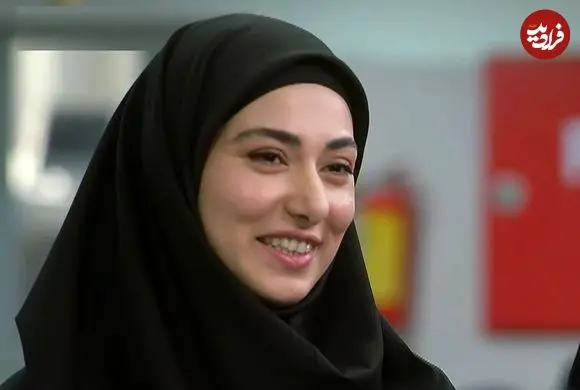 عکس| سفر زمان؛ چهرۀ «مریم» (سریال ساهره) در حال اجرای دکلمه در یک کنسرت