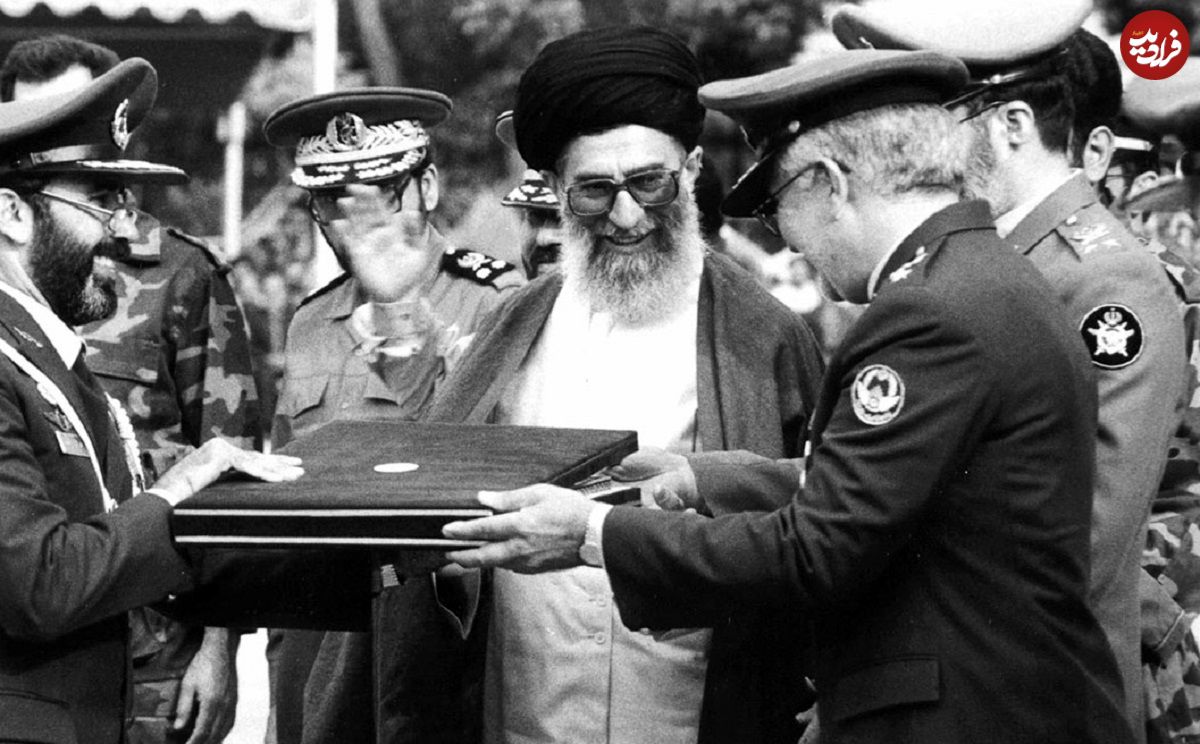 عکس؛ سفر در زمان؛ «شمخانی، محسن رضایی، طهرانی مقدم و رهبر انقلاب» در یک نمایشگاه؛ سال 72