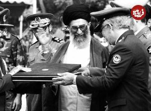 عکس؛ سفر در زمان؛ «شمخانی، محسن رضایی، طهرانی مقدم و رهبر انقلاب» در یک نمایشگاه؛ سال 72