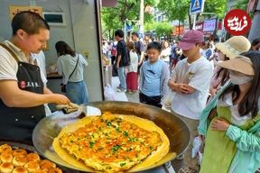 ببینید؛ غذای خیابانی در چین؛ کبوتر کبابی، انواع ماهی و میگو، نودل و پیراشکی در ووهان
