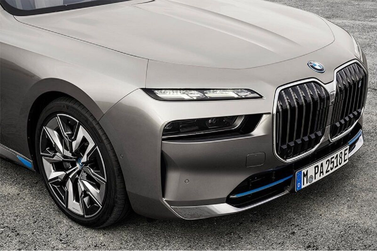 (ویدئو) ابتکار جذاب یک شهروند؛ تجهیز پژو ۴۰۵ با امکانات لوکس BMW سری ۷