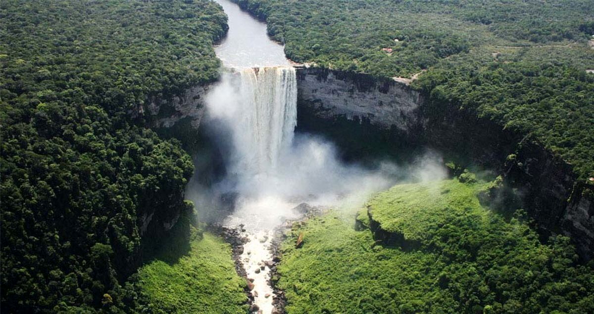 (ویدئو) نمایی از آبشار باشکوه Kaieteur در گویان، چهار برابر آبشار نیاگارا