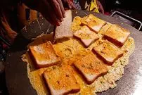ببینید| غذای خیابانی در هند؛ پخت املت با تخم مرغ و نان تست در دهلی نو