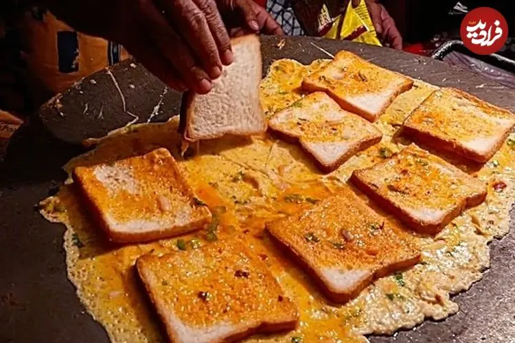 ببینید| غذای خیابانی در هند؛ پخت املت با تخم مرغ و نان تست در دهلی نو
