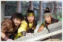 عکس| سفر زمان؛ «یاران جومونگ» در حال تماشای شعبده‌بازی در اتاق بازیگران سریال جومونگ