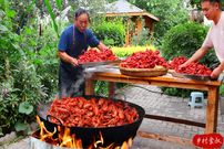 ببینید؛ غذای روستایی در چین؛ پخت غذا با 10 هزار خرچنگ رودخانه ای