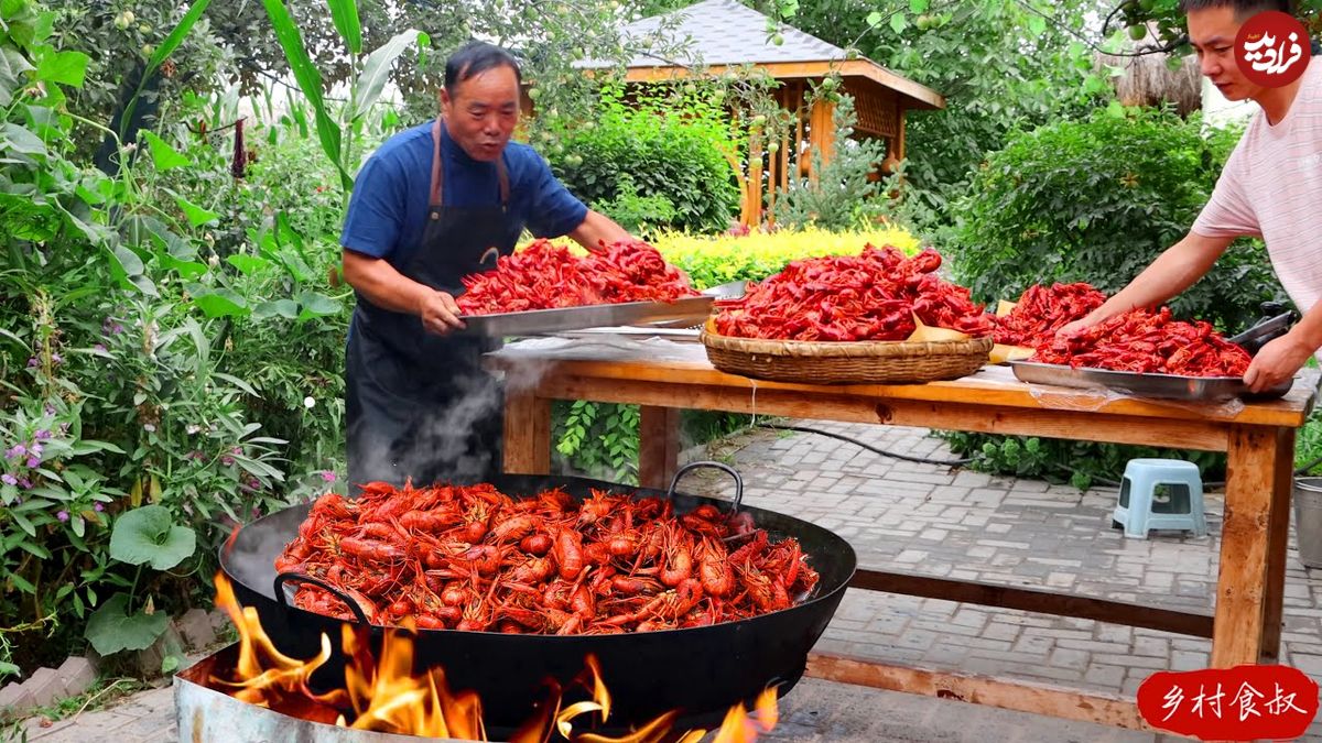 ببینید؛ غذای روستایی در چین؛ پخت غذا با 10 هزار خرچنگ رودخانه ای