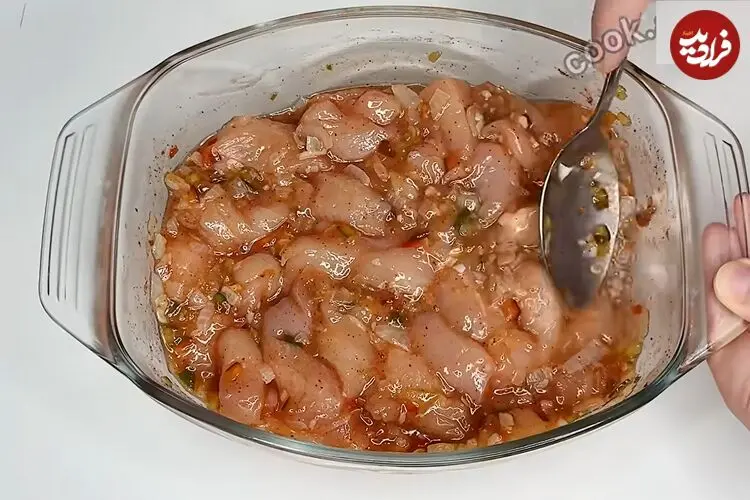 ببینید| طرز تهیه یک شام جدید و سریع با یک سینه مرغ و یک تخم مرغ