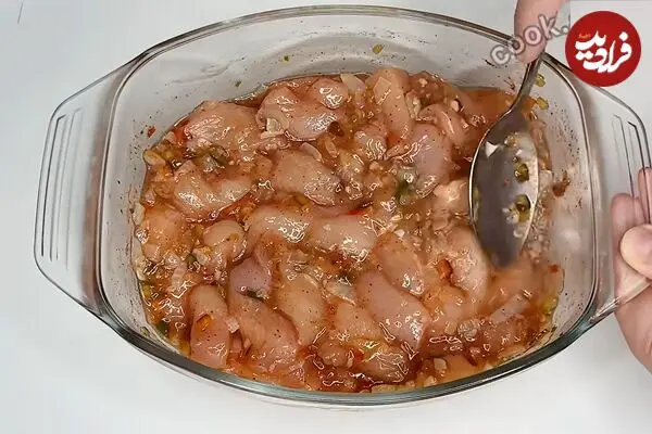 ببینید| طرز تهیه یک شام جدید و سریع با یک سینه مرغ و یک تخم مرغ