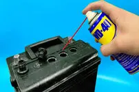 (ویدئو) ترفندی خلاقانه برای تعمیر باتری قدیمی خودرو با نوشابه