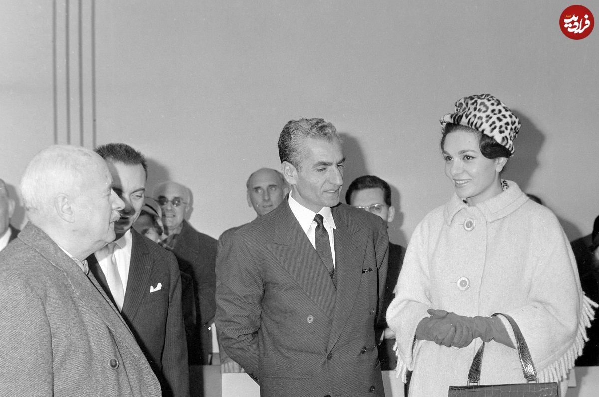عکس؛ سفر در زمان؛ قدم زدن «محمدرضا پهلوی و همسر سوم اش» در پاریس؛ سال 1340