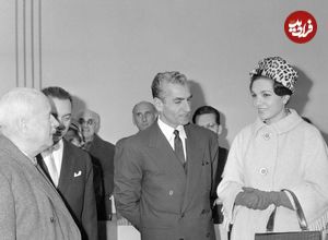 عکس؛ سفر در زمان؛ قدم زدن «محمدرضا پهلوی و همسر سوم اش» در پاریس؛ سال 1340