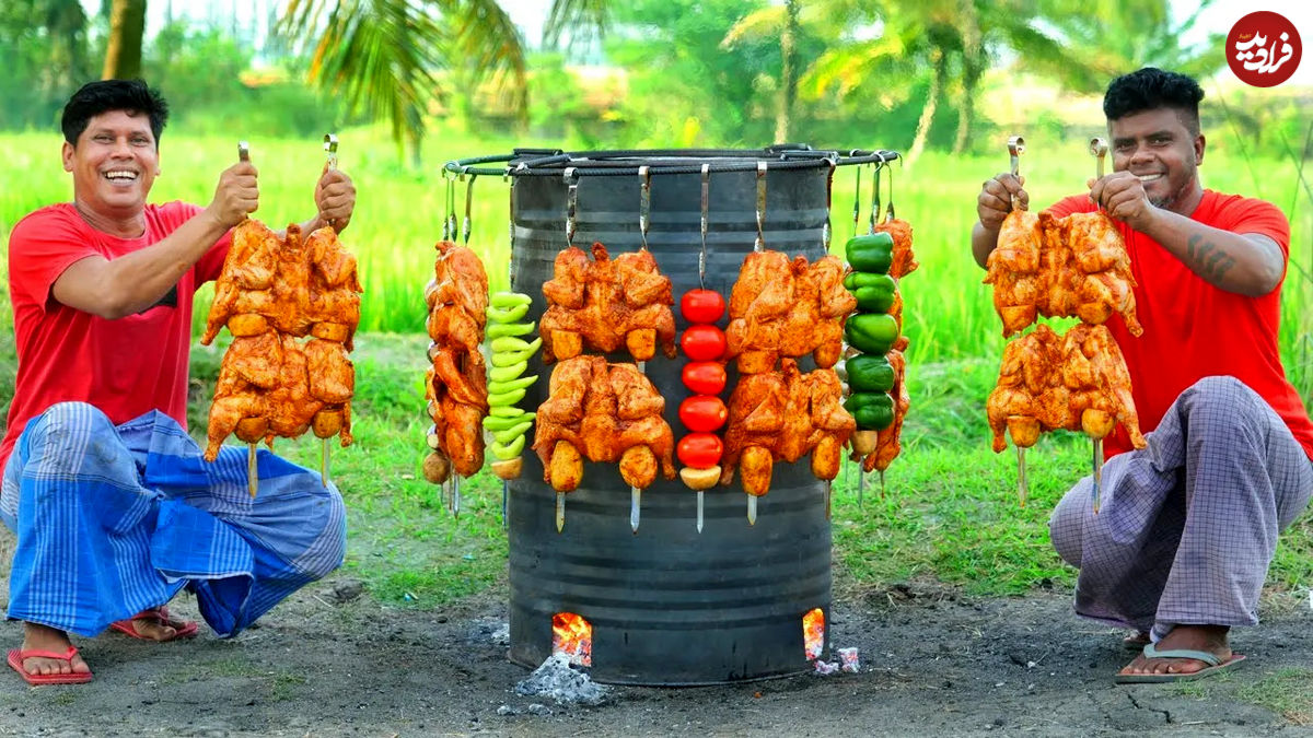 (ویدئو) پخت 12 کیلو مرغ و سبزیجات در یک بشکه قدیمی به روش جوانان روستایی هندی