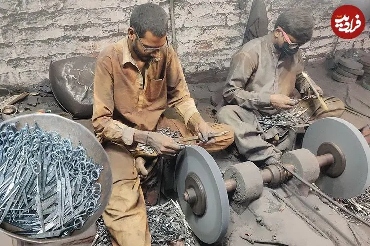ببینید| مراحل دیدنی تولید انبوه قیچی آرایشگری در کارگاهی در پاکستان
