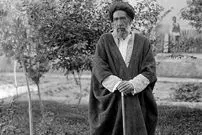 عکس| سفر در زمان؛ «سیدحسن مدرس» در حال خواندن عریضه‌های مردم در منزل شخصی اش