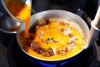 ببینید| غذای خیابانی در ژاپن؛ پخت یک غذای خاص با برنج، تخم مرغ و مرغ در اوکیناوا