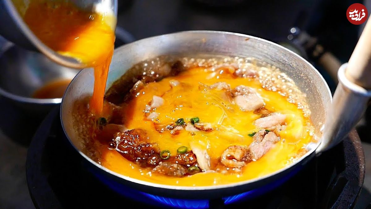 ببینید| غذای خیابانی در ژاپن؛ پخت یک غذای خاص با برنج، تخم مرغ و مرغ در اوکیناوا