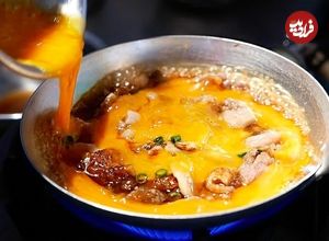 ببینید| غذای خیابانی در ژاپن؛ پخت یک غذای خاص با برنج، تخم مرغ و مرغ در اوکیناوا
