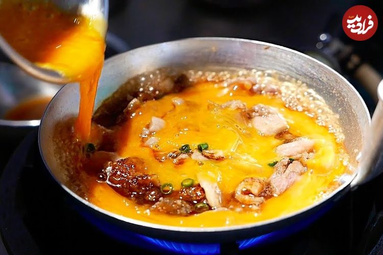 ببینید| غذای خیابانی در ژاپن؛ پخت یک غذای خاص با برنج، تخم مرغ و مرغ در اوکیناوا