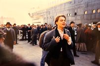 عکس| سفر در زمان؛ «جک» در حال بررسی یک سکانس در پشت صحنه فیلم تایتانیک؛ سال 1375
