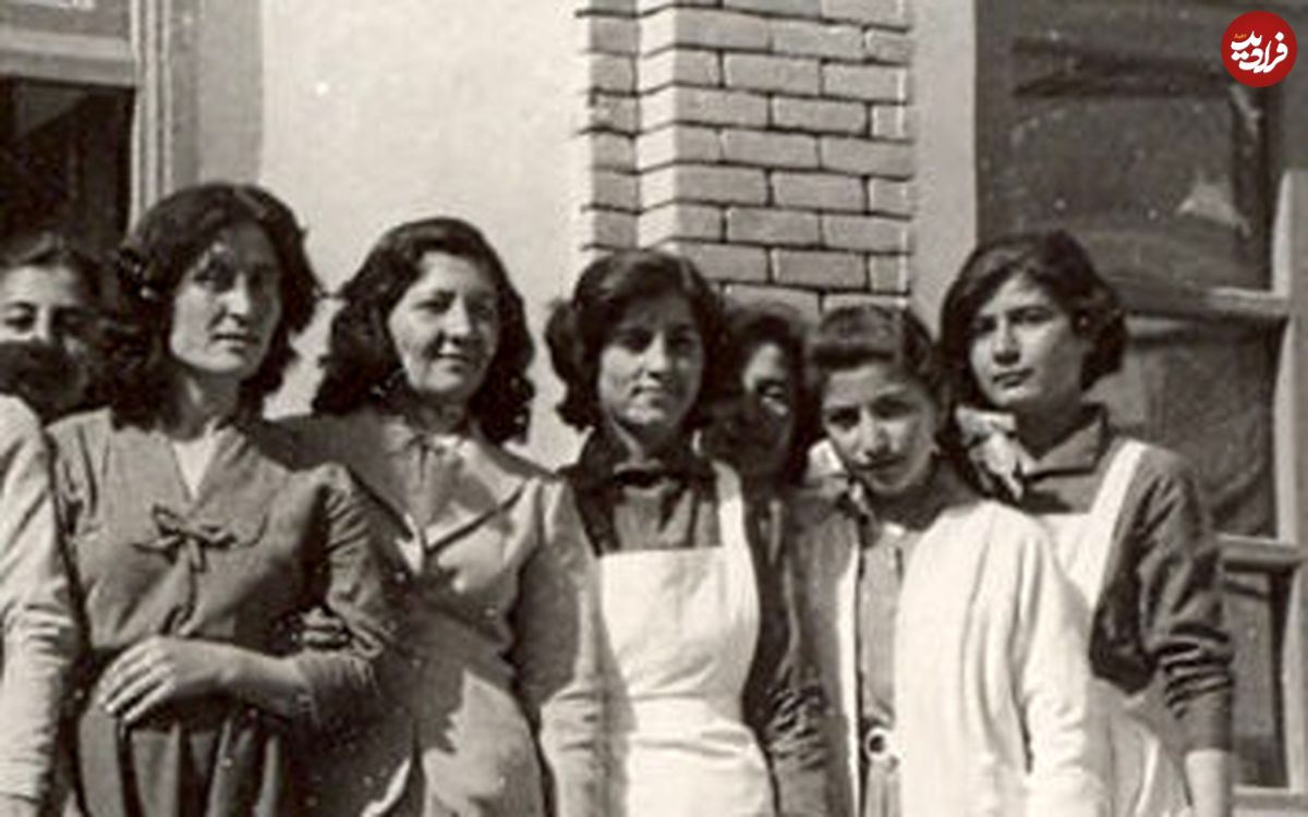 عکس؛ سفر به تاریخ؛ دخترهای دبیرستان ثریا بعد از «کلاس خانهداری»؛ سال 1322