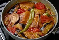 (ویدئو) نحوه پخت یک غذای مصری و خوشمزه با بادمجان و گوجه