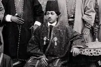 عکس| سفر زمان؛ تصویری از یک «شازدۀ قجری» در کنار بادیگاردها و پیشکارهایش