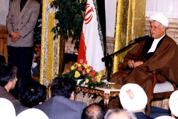عکس؛ سفر در تاریخ؛ «صحبت خصوصی شهید بهشتی و هاشمی رفسنجانی در حاشیه نماز جمعه تهران»؛ سال 59