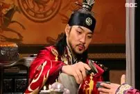 عکس| سفر زمان؛ «جومونگ» با لباس «بَردگی» در حال راهنمایی بچه‌مدرسه‌ای‌ها در شهرک سینمایی